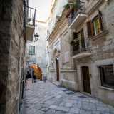 Arriviamo cos� nella stretta strada San Giuseppe, l� dove sulla destra, quasi mimetizzata tra i fabbricati adiacenti...